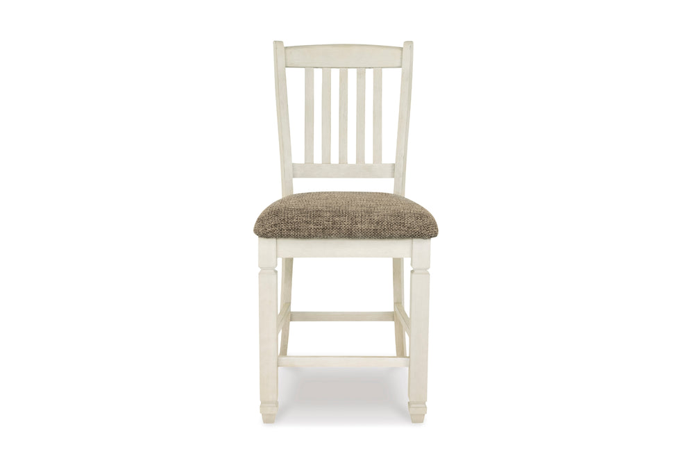 Una silla de comedor clásica de madera con estructura pintada en color blanco roto con efecto envejecido y cojín de asiento tapizado en color topo texturizado, mostrada sobre un fondo blanco liso.