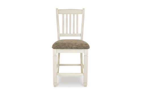 Una silla de comedor clásica de madera con estructura pintada en color blanco roto con efecto envejecido y cojín de asiento tapizado en color topo texturizado, mostrada sobre un fondo blanco liso.
