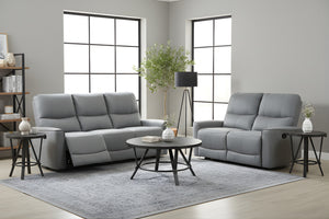 Sofá y loveseat reclinable de color gris en un ambiente de sala con objetos decorativos. 