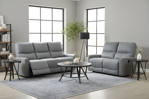 Sofá y loveseat reclinable de color gris en un ambiente de sala con objetos decorativos. 