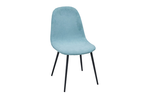 Silla azul clara con patas negras en fondo blanco. 