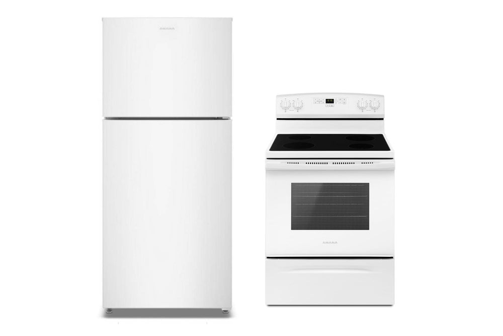 Juego de cocina en color blanco compuesto por nevera de congelador superior y estufa eléctrica con cubierta vitrocerámica de cuatro quemadores y horno integrado, presentado sobre fondo blanco.