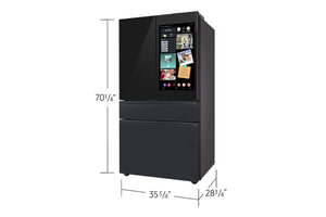 Nevera inteligente con pantalla táctil y dimensiones etiquetadas sobre un fondo blanco