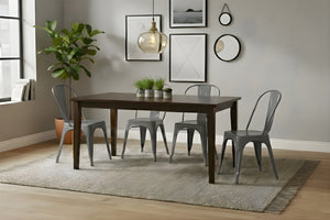 Mesa rectangular de madera marrón oscuro con cuatro sillas grises en un ambiente de sala. 