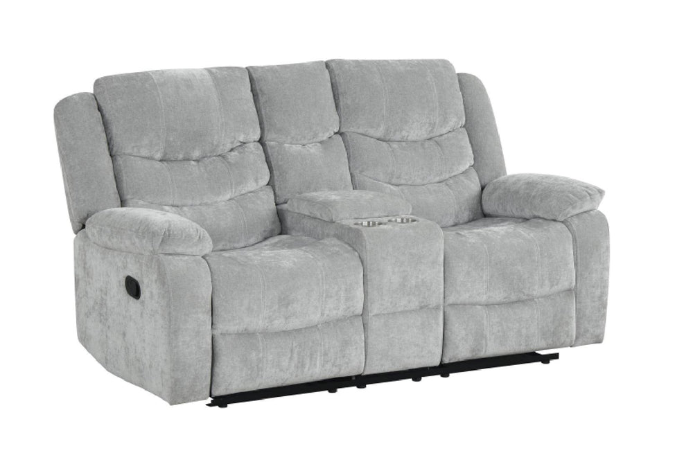 Conjunto de loveseat con consola reclinable gris sobre fondo blanco.