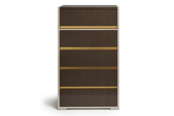 Chest alta de color marrón oscuro con detalles dorados, de cinco gavetas sobre fondo blanco.