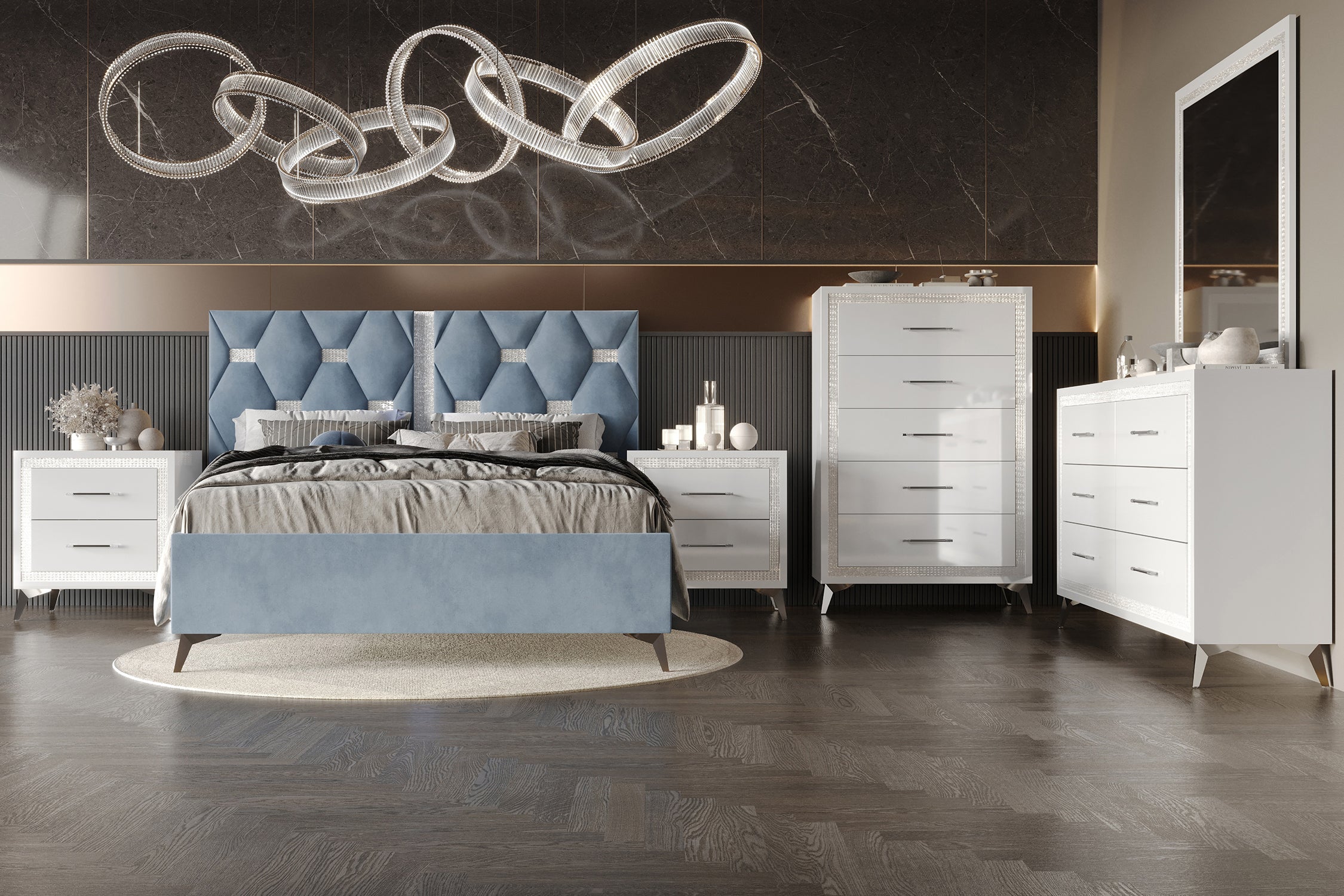 Conjunto de habitación de color blanco con una cama tapizada azul, un gavetero con espejo, un chest y una mesa de noche.  