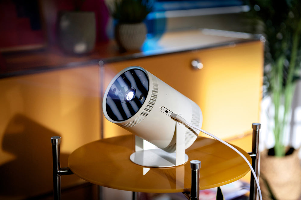 Proyector portátil blanco sobre un fondo blanco. 