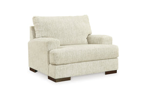 Silla con brazos crema sobre un fondo blanco. 