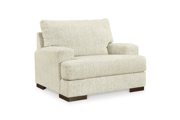 Silla con brazos crema sobre un fondo blanco. 