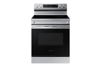 Estufa eléctrica de acero inoxidable con puerta de cristal negro sobre fondo blanco.