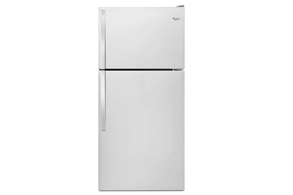 Nevera blanca Whirlpool sobre un fondo blanco. 