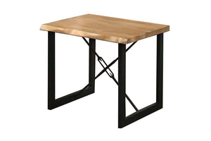 Una mesa de esquina de madera con tablero de madera natural clara y base de estructura metálica negra, mostrada sobre un fondo blanco liso.