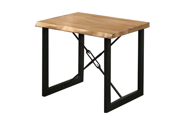 Una mesa de esquina de madera con tablero de madera natural clara y base de estructura metálica negra, mostrada sobre un fondo blanco liso.