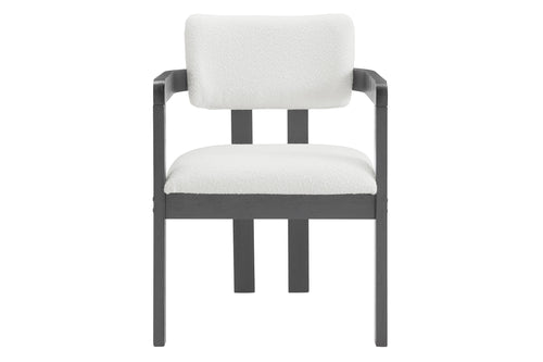 Vista frontal de silla en marco negro con acolchado gris claro en un fondo blanco. 