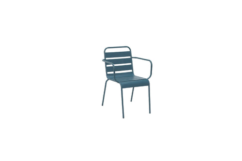 Silla azul con reposabrazos sobre fondo blanco. 