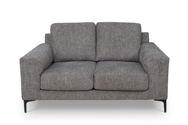 Loveseat de color gris con patas acabadas en negro sobre un fondo blanco. 