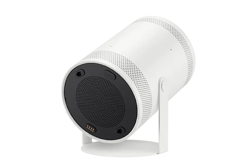 Vista posterior de proyector portátil blanco sobre un fondo blanco. 