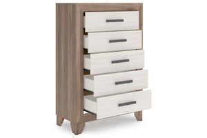 Chest de 5 cajones con marco en veta de madera marrón medio y frentes de cajón en beige claro, cada uno con un tirador horizontal en gris oscuro