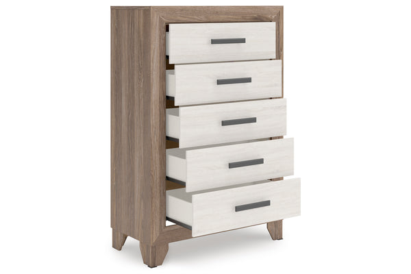 Chest de 5 cajones con marco en veta de madera marrón medio y frentes de cajón en beige claro, cada uno con un tirador horizontal en gris oscuro