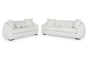 Sofá y loveseat de color blanco con cojines sobre un fondo blanco. 