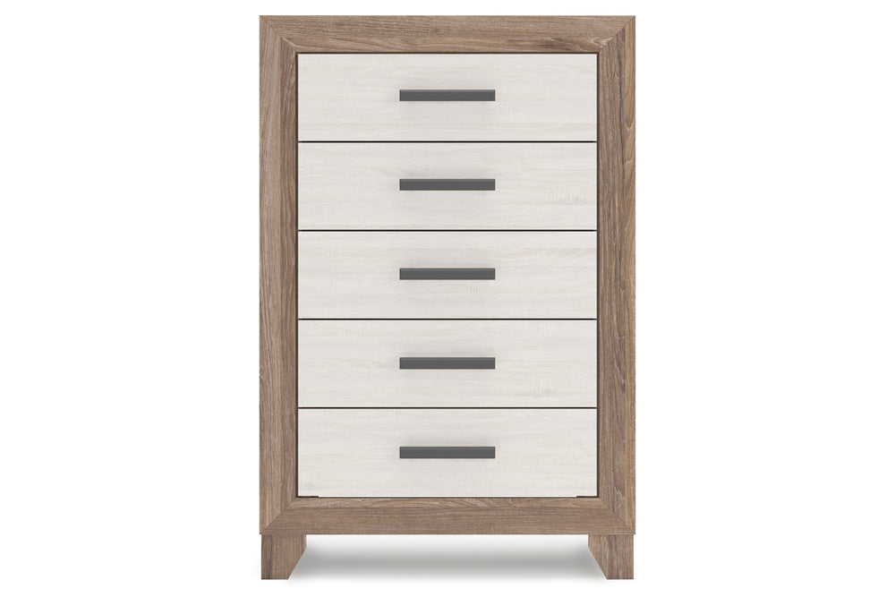 Un chest de 5 gavetas con estructura de veta de madera clara y frentes de cajón blancos, con tiradores de barra horizontal en gris oscuro, presentado sobre un fondo blanco uniforme.