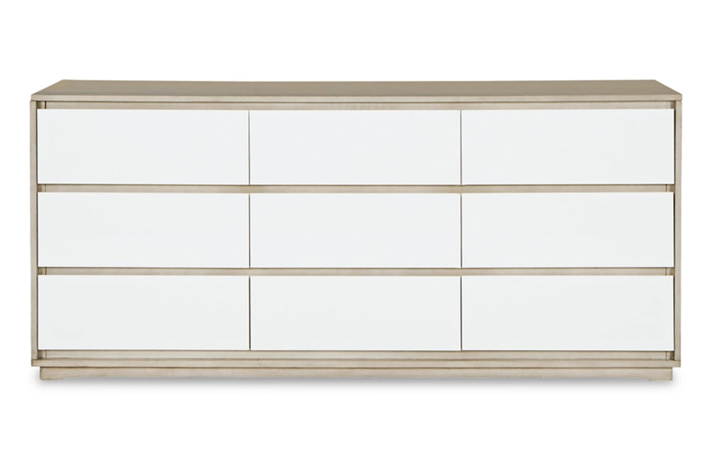 Un gavetero moderno de seis gavetas con puertas blancas de acabado alto brillo y un marco de madera natural clara, mostrado desde un ángulo de tres cuartos sobre un fondo blanco.