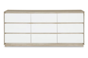 Un gavetero moderno de seis cajones con paneles frontales blancos deslumbrantes y un marco de madera natural clara, mostrado sobre un fondo blanco liso.