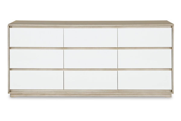 Un gavetero moderno de seis cajones con paneles frontales blancos deslumbrantes y un marco de madera natural clara, mostrado sobre un fondo blanco liso.
