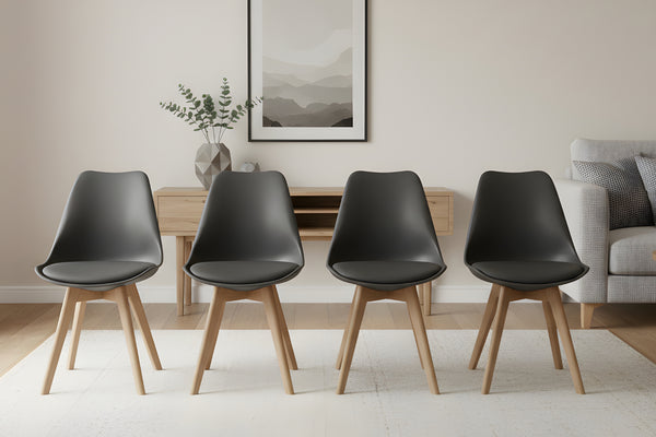 Sala de estar moderna con cuatro sillas grises oscuras, aparador de madera y arte abstracto en la pared.