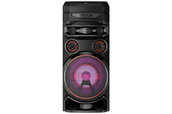 Altavoz LG XBOOM negro con iluminación violeta vibrante sobre fondo blanco. 