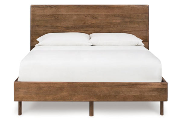 Vista frontal de cama hecha de madera marrón con acolchado blanco sobre un fondo blanco. 