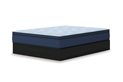 Mattress azul sobre un fondo blanco. 