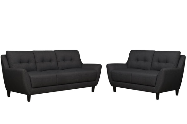 Sofá y loveseat de color negro sobre un fondo blanco. 