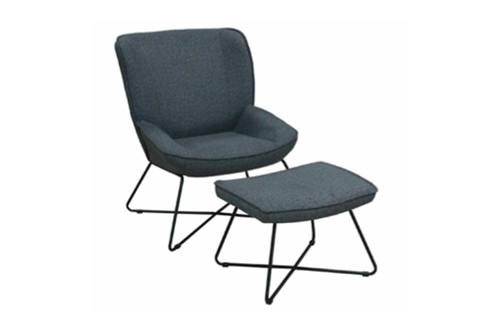 Silla gris con otoman a juego sobre fondo blanco.