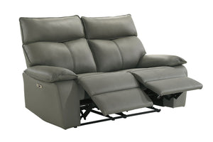 Loveseat reclinable gris de cuero sobre fondo blanco.