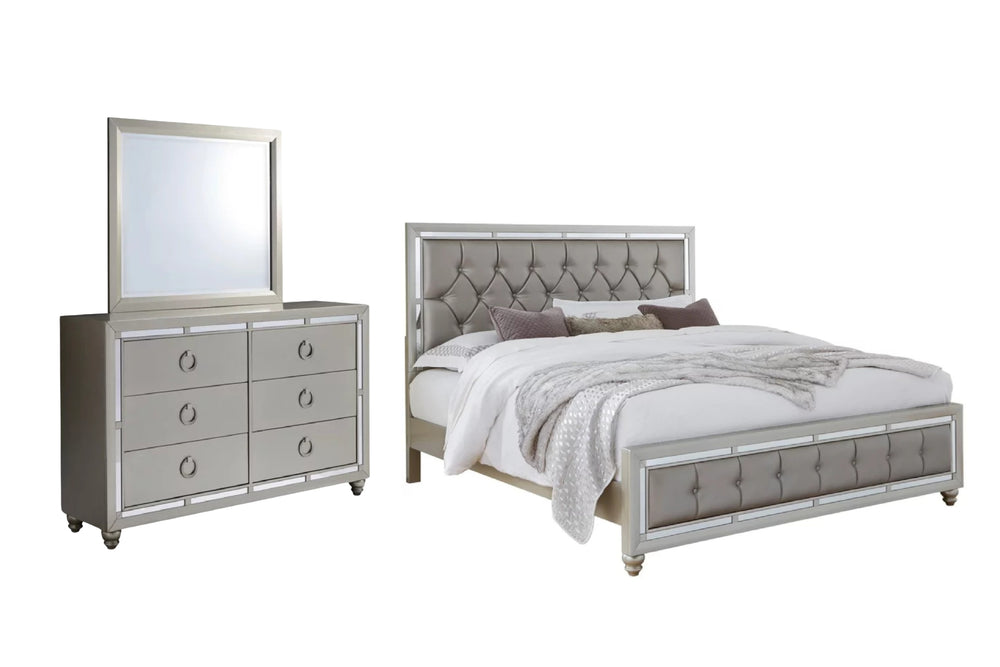Juego de dormitorio moderno en tonos beige y gris claro que incluye una cama matrimonial con cabecera y pie tapizados con diseño capitoné, un gavetero con seis gavetas y tiradores circulares metálicos, y un espejo rectangular con marco a juego. Los muebles presentan detalles en acabado brillante alrededor de los bordes y están fotografiados sobre fondo blanco.