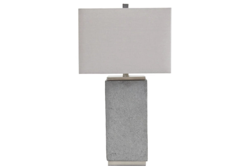 Lámpara de mesa con base gris texturizada y pantalla rectangular blanca sobre fondo blanco