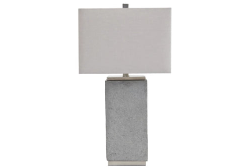 Lámpara de mesa con base gris texturizada y pantalla rectangular blanca sobre fondo blanco
