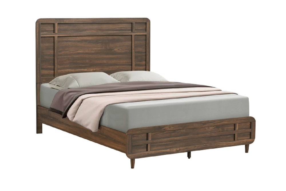 Cama hecha de madera marrón oscura con acolchado gris sobre un fondo blanco. 