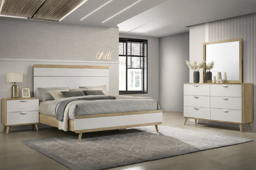 Conjunto de habitación hecho de madera de colores blanco y crema que incluye una cama, un gavetero con espejo y una mesa de noche. 