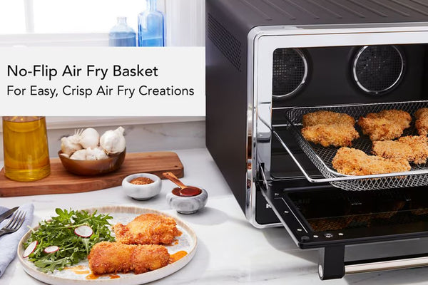 Una cesta para freidora de aire sin necesidad de voltear, colocada sobre una encimera, se sitúa en una escena de cocina, con la puerta del horno abierta y comida empanizada dorada cocinándose en el interior. Un plato de comida frita y ensalada se encuentra cerca, y un texto superpuesto dice: "Cesta para freidora de aire sin necesidad de voltear para crear fácilmente platos crujientes y deliciosos".