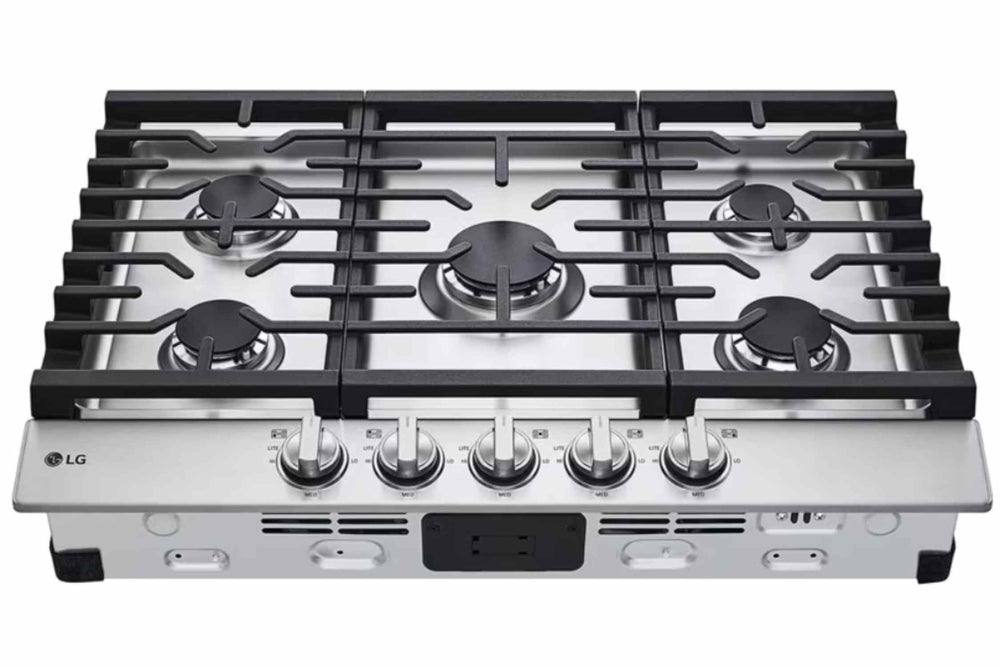 Estufa de gas de acero inoxidable con rejillas de color negro sobre fondo blanco.