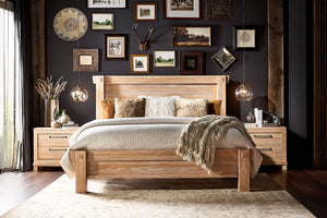 Conjunto de habitación de cama color marrón claro y dos mesas de noche con objetos decorativos. 