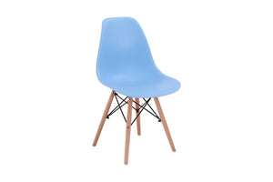 Silla azul con patas acabadas en madera marrón sobre un fondo blanco. 