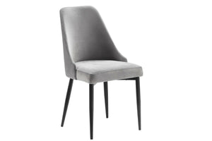 Una silla de comedor moderna tapizada en gris, con un respaldo alto y curvo y patas negras, delgadas y cónicas, presentada sobre un fondo blanco liso.