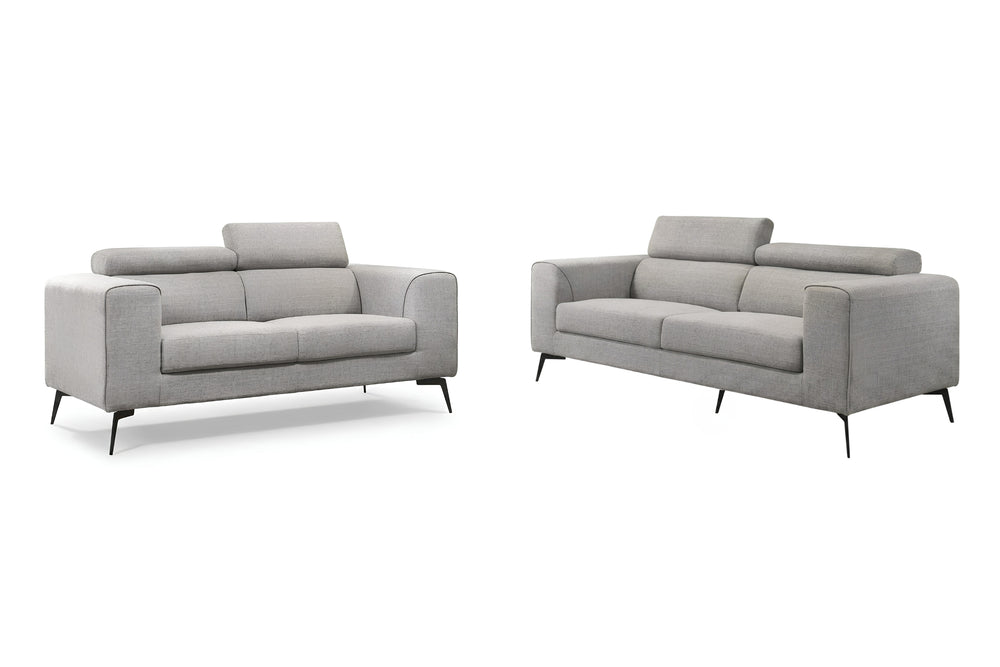 Un sofá de dos plazas tapizado en gris claro y un sillón a juego, mostrados uno al lado del otro sobre un fondo blanco y limpio.