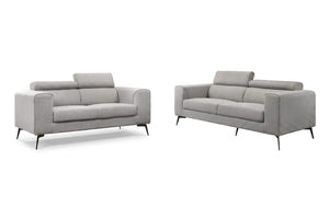 Un sofá de dos plazas tapizado en gris claro y un sillón a juego, mostrados uno al lado del otro sobre un fondo blanco y limpio.