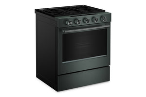 Una estufa de gas independiente con acabado de esmalte verde, cinco perillas de control y una gran puerta de horno negra, mostrada sobre un fondo blanco liso.