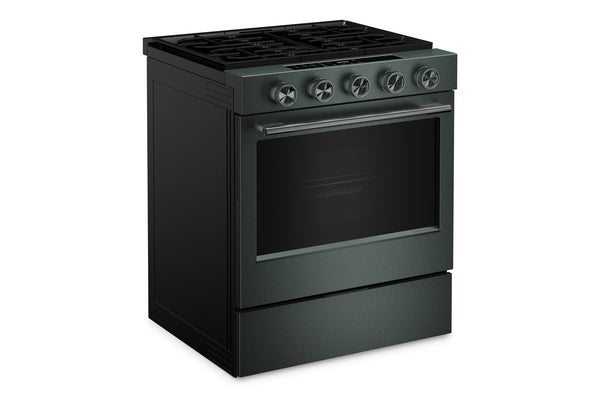 Una estufa de gas independiente con acabado de esmalte verde, cinco perillas de control y una gran puerta de horno negra, mostrada sobre un fondo blanco liso.